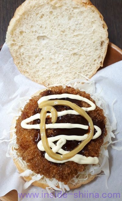 もち麦バンズ（ローソン）とメンチカツ