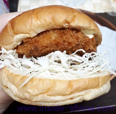 もち麦バンズ（ローソン）のメンチカツバーガー