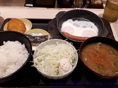 得朝ソーセージエッグ定食（松のや）
