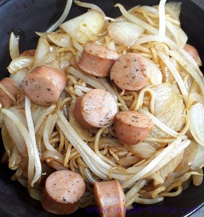 業務スーパーのハーブウインナーと焼きそば