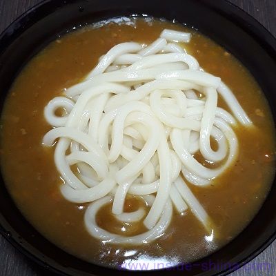 業務スーパーのおとなの大盛カレーうどんの素に冷凍讃岐うどん投入