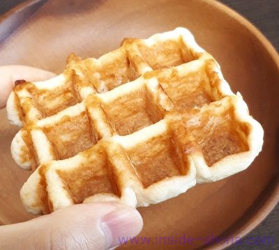 ファミマのワッフルはしっとり食感！