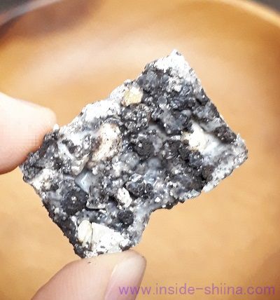 大人のクランチ 薫るクッキー&クリームはマカダミアナッツ入り