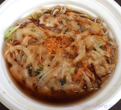 セブン だしの旨味引き立つかき揚げ二八そば