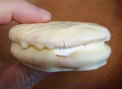 ロッテ 白いチョコパイプレミアムを冷蔵庫で冷やす