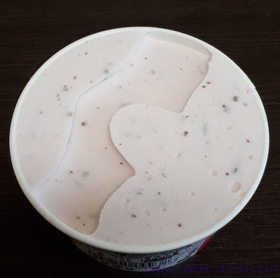 エッセル スーパーカップ ストロベリーチョコの見た目
