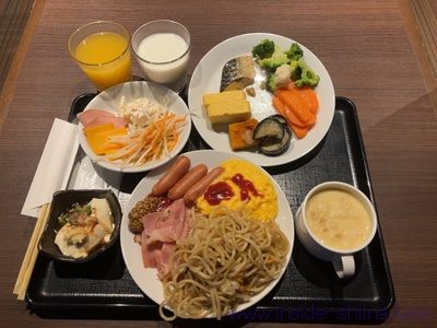 ビジネスホテルの朝食バイキング