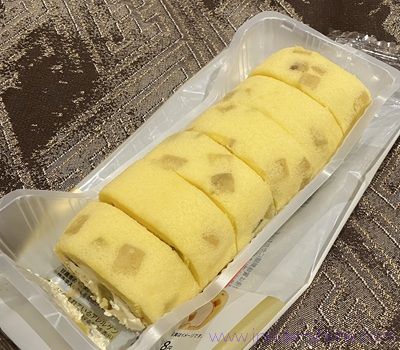 ローソン 焼き芋のもち食感ロール（紅はるか）の見た目