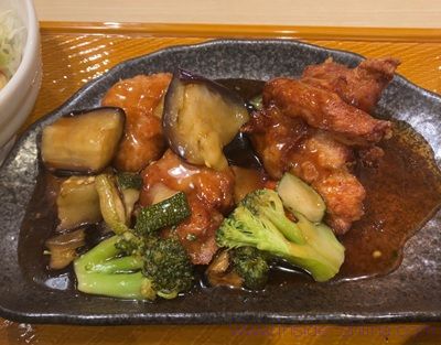 ガスト 彩り野菜の黒酢から揚げ和膳 海老フライ&カキフライ付きのカロリーと糖質