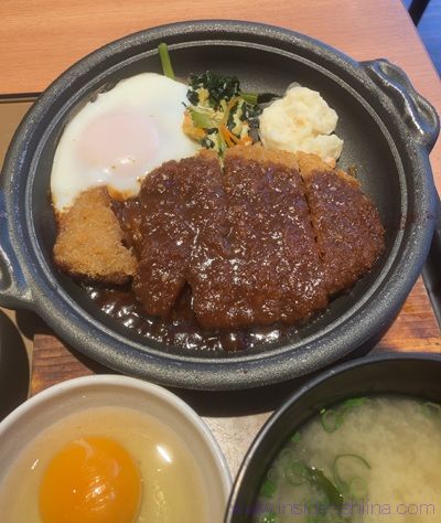 やよい軒 味噌かつ煮定食のカロリーと糖質
