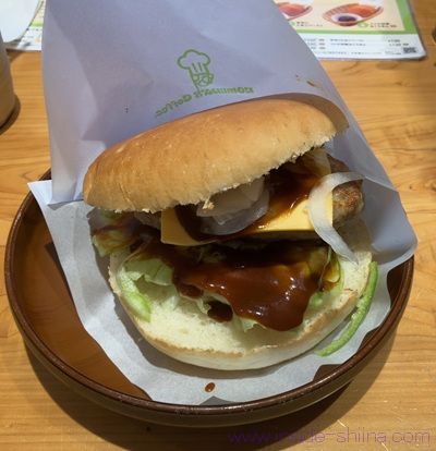 コメダ珈琲店 自慢のドミグラスバーガーのカロリーと糖質
