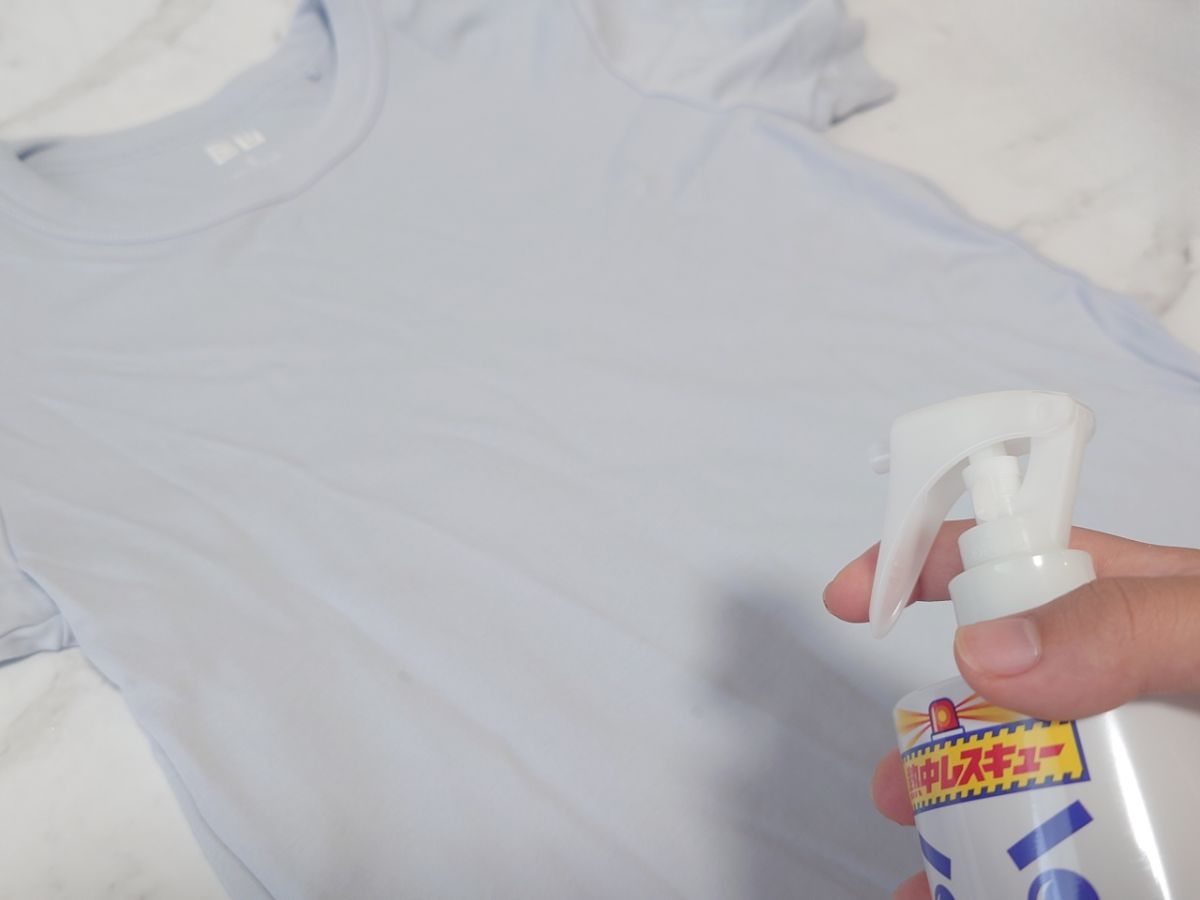 激冷えくんスプレーをTシャツに吹きかけている画像