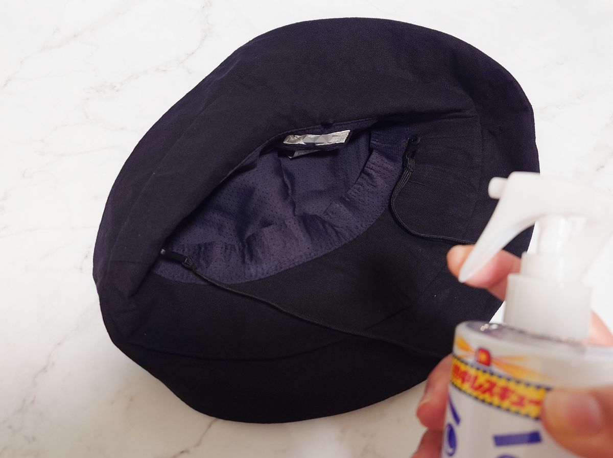 激冷えくんスプレーを帽子に吹きかけている画像
