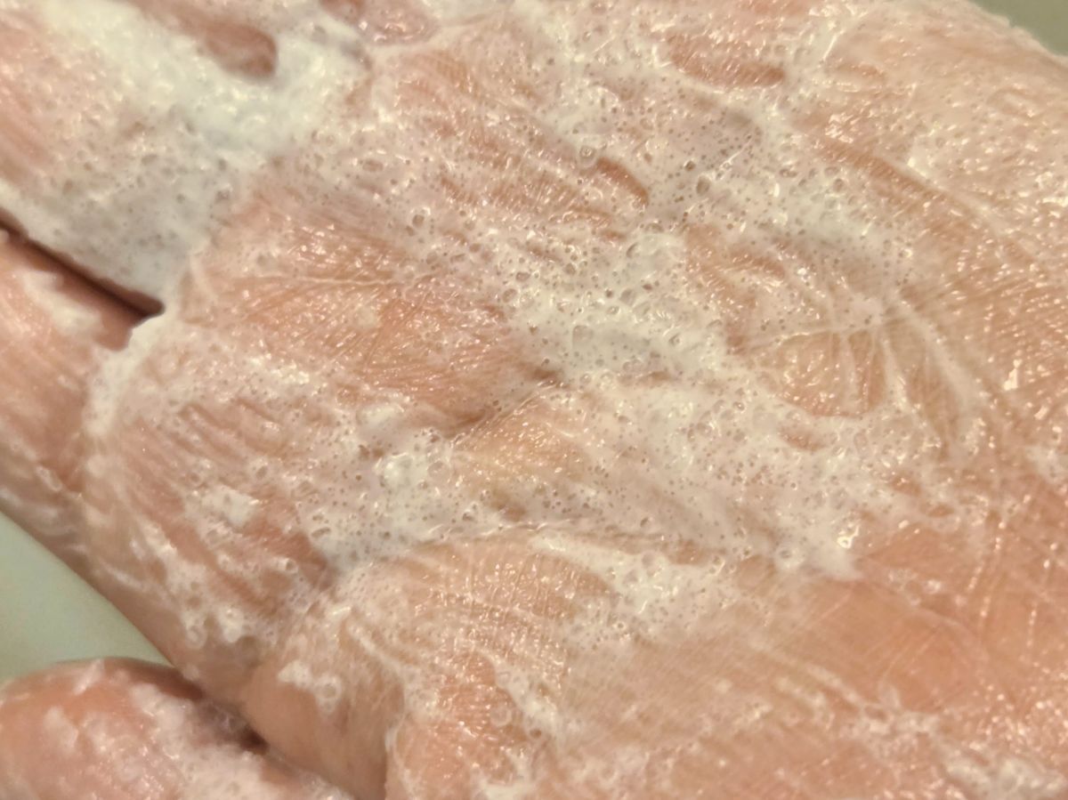 無印良品ヘッドスクラブを手に伸ばした画像
