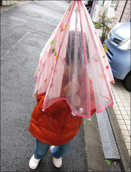 保育園に送ってきました。雨ですね！傘お化けが出ました(^_^)