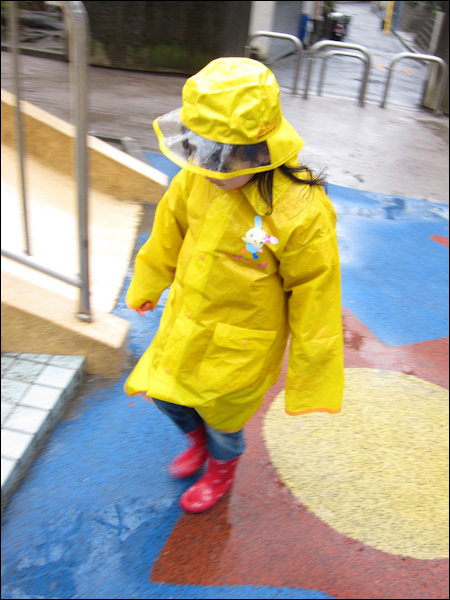 娘を保育園に送ってきました。今朝は、雨で寒いですね〜　娘はカッパ