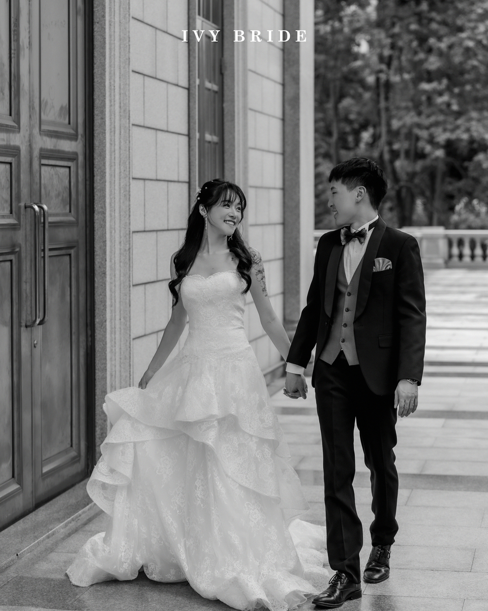 台湾ウェディングフォト_クラシックな洋館の前を歩く新郎新婦のモノクロおしゃれ写真