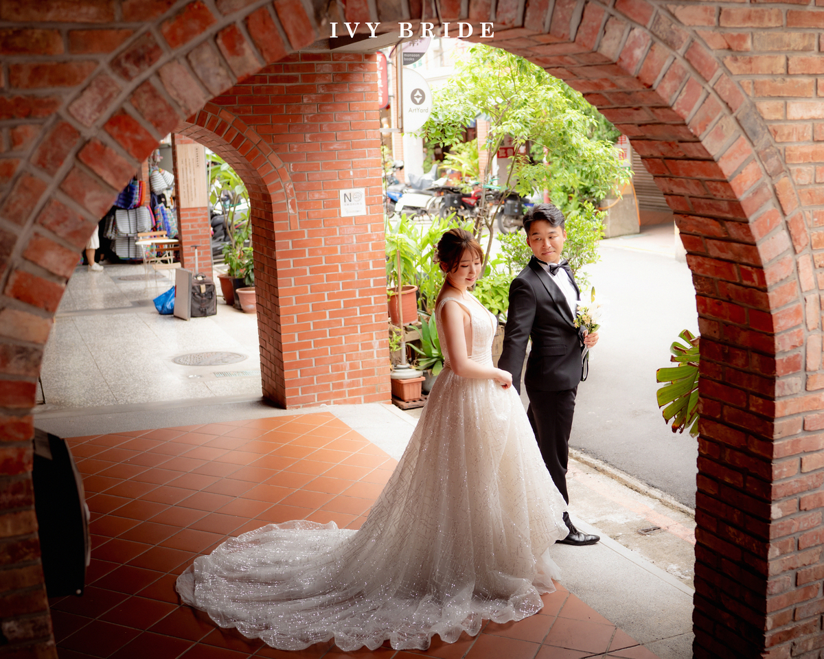 台湾ウェディングフォト_迪化街のレトロな赤レンガアーチで撮るドレス姿の新婦と新郎