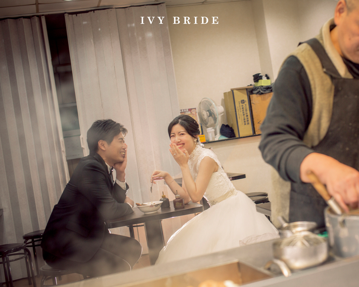 台湾前撮り_ローカルな食堂で小籠包を楽しむ新郎新婦のオフショット_IVY BRIDE