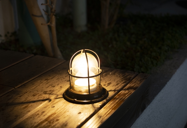 夜の光が体内時計を乱し、睡眠の質を低下させる