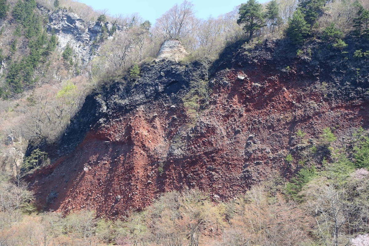 約1万年前に十和田カルデラの東南部で噴火によってカルデラ内部に五色岩(または五色台)火山が形成された