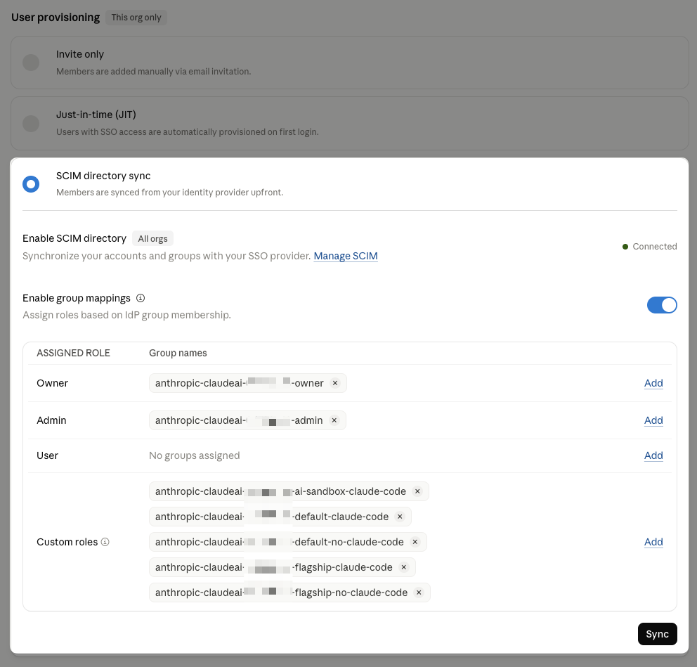 「User provisioning」設定画面のスクリーンショット。SCIMディレクトリ同期(SCIM directory sync)が有効になっており、ステータスは「Connected」と表示されています。「Enable group mappings」のトグルスイッチがオンになっており、IdPグループに基づいたロール(役割)の割り当て設定が表示されています。割り当てテーブルには、Owner、Admin、User、Custom rolesの各ロールに対して、「anthropic-claudeai-...」で始まるIDPグループ名(一部モザイク処理)がマッピングされています。画面右下には「Sync」ボタンがあります。