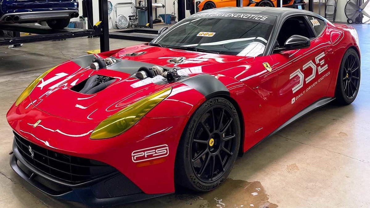 V12エンジンにターボチャージャーを取付けたフェラーリF12 