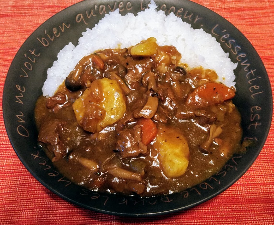 お休みの日はコトコトと 牛すじカレー 季節の草花と一緒にお茶でも
