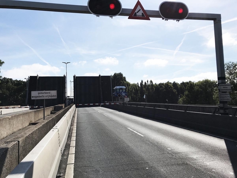 オランダは高速道路にも跳ね橋 在蘭邦人相談窓口のブログ