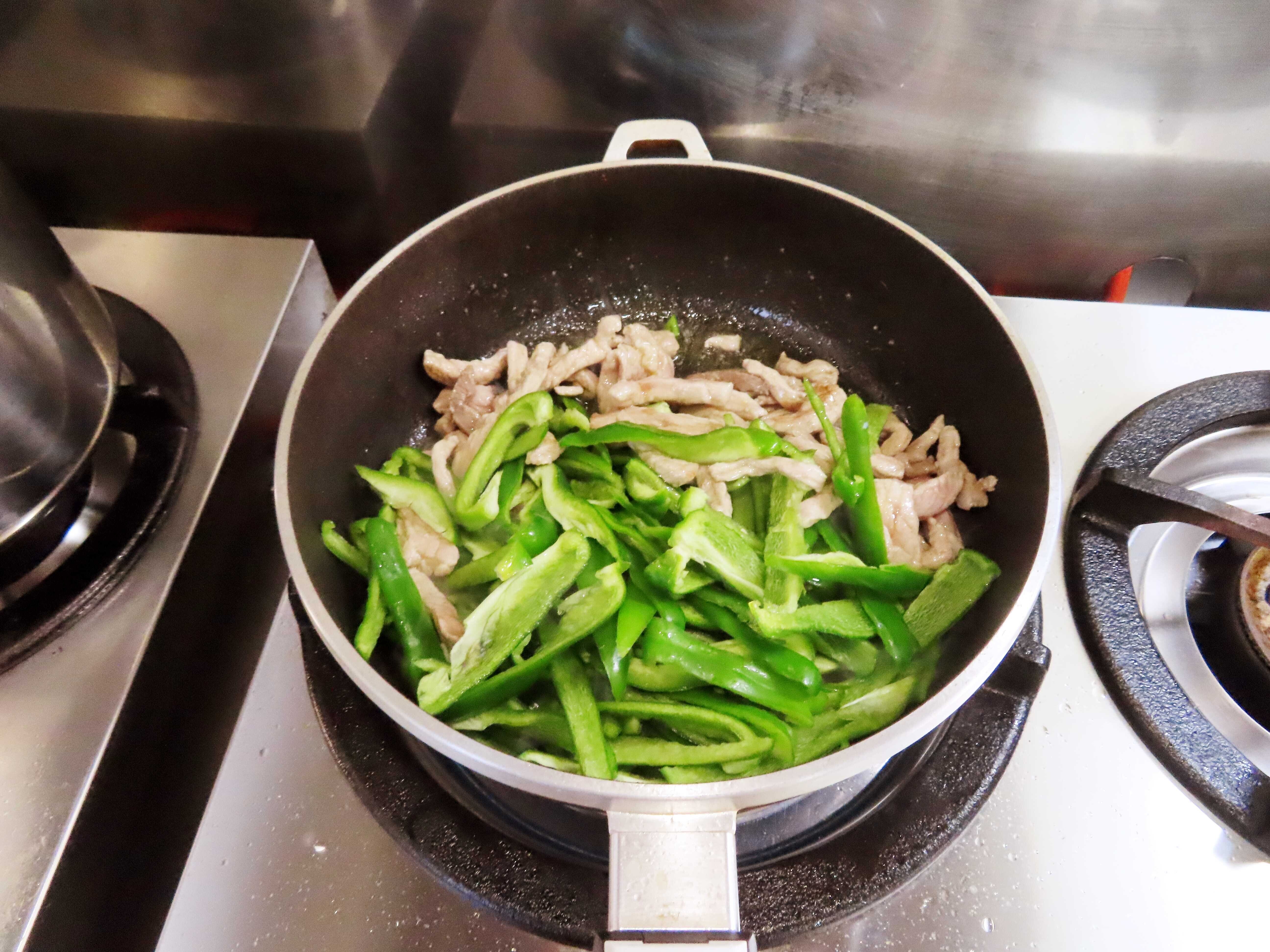 アスパラガスと赤ピーマンのフランクステーキ炒めのレシピ