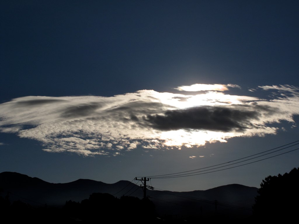 雲に隠れる朝日