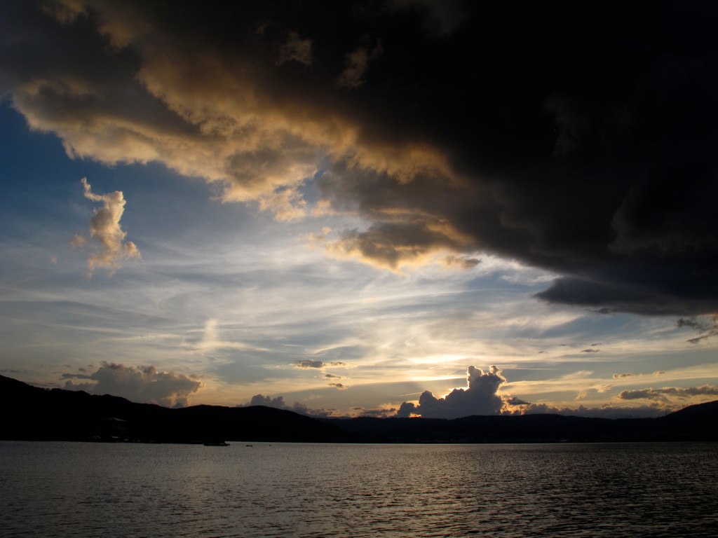 諏訪湖の向こうの夕陽