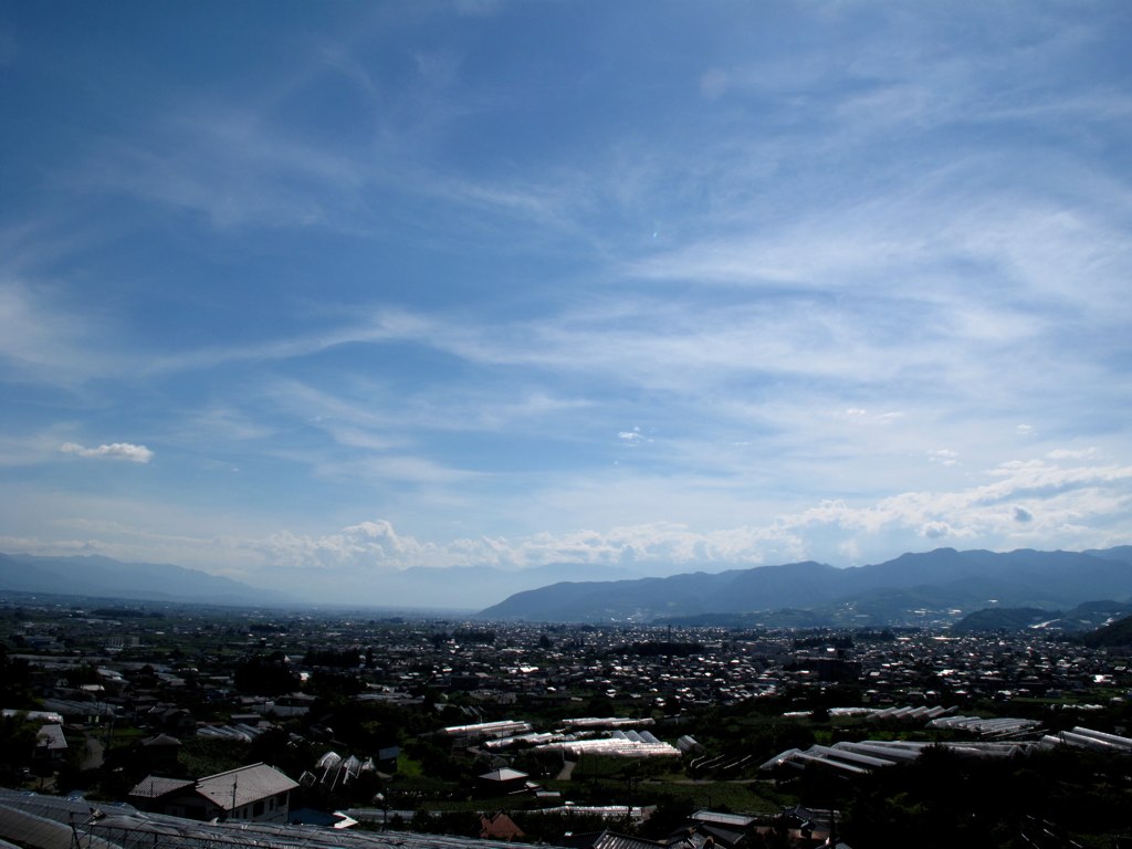 フルーツラインから望む甲府盆地