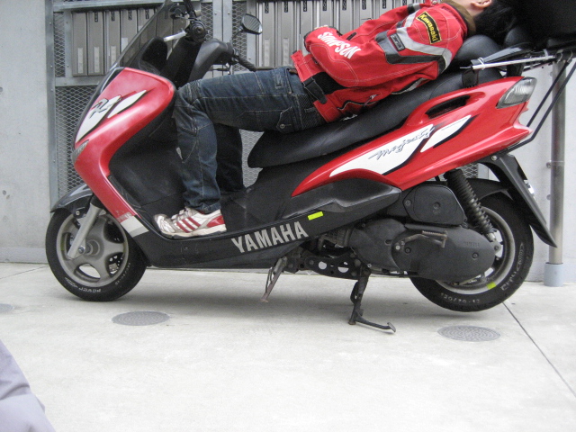 マジェスティ１２５で快適仮眠zzzz 原付スクーターお遍路 秩父三十四所観音霊場巡り番外編 ビルの谷間で暮らす 田舎の原付野郎