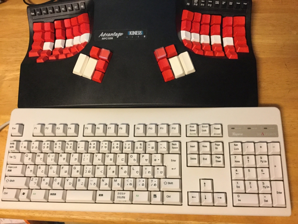 kinesis advantage とフルキーボードの大きさ kinesis advantage とフルキーボードを並べた図