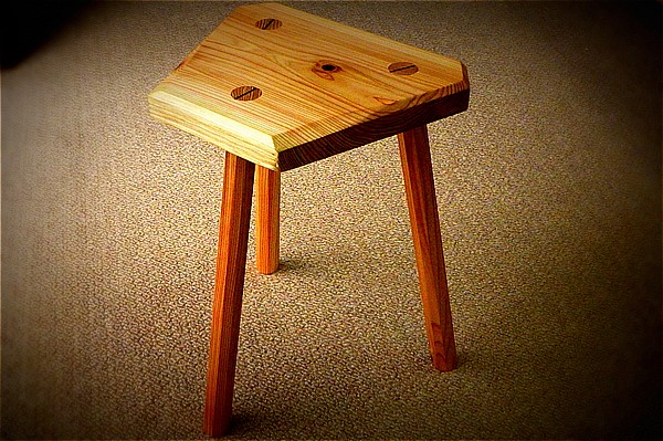 三本脚のスツールを作って販売してみることに｜クラフトの通販に初出品