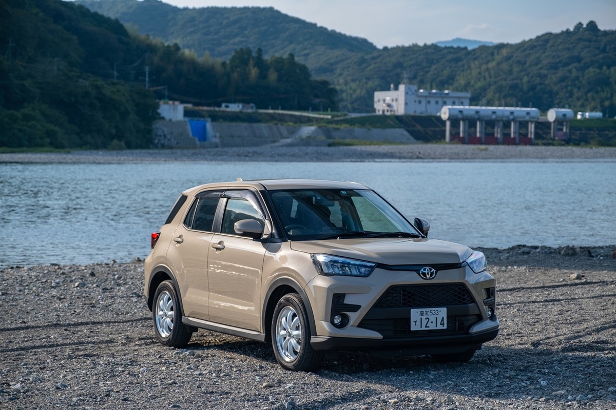 トヨタ ライズ カラーサンプル ナチュラルベージュマイカメタリック