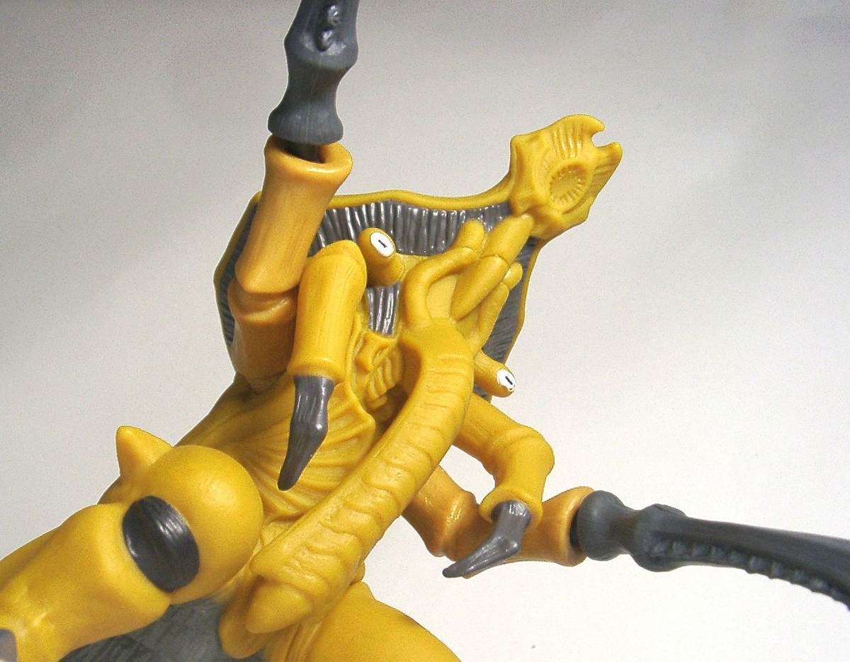 黄色い怪獣フィギュア ヌラっと出てきた怪獣は - 遊びをせんとや生まれけり
