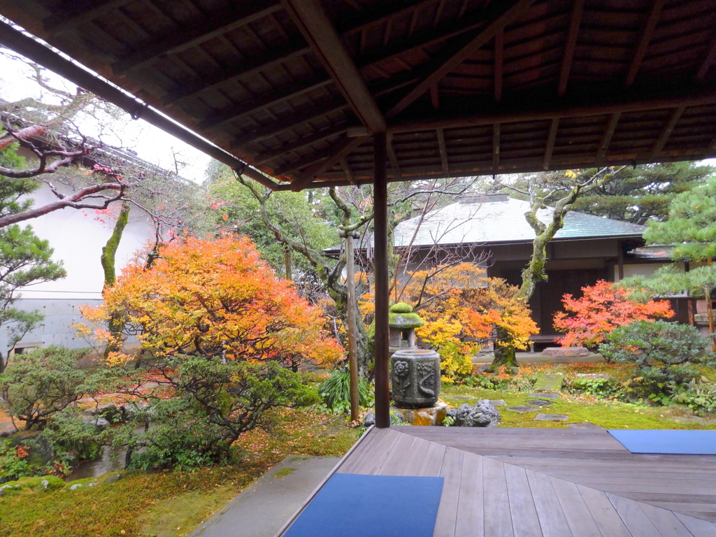 金沢市にある加賀藩主・前田家の奥方御殿・成巽閣の紅葉