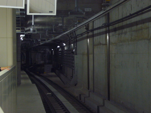 井高野駅構内