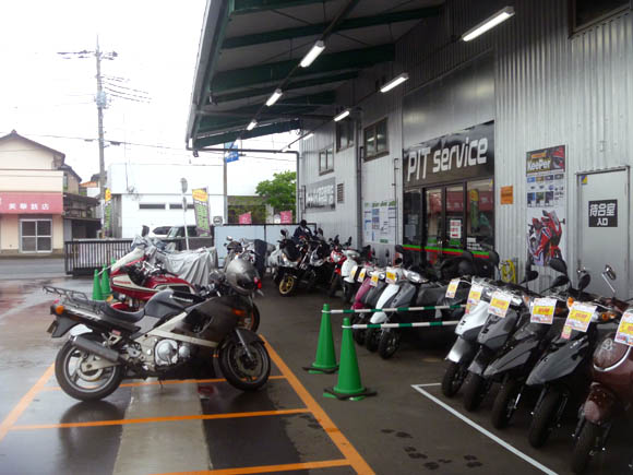 ２りんかん所沢店の店頭に並ぶバイクと車検で預入待ちのZZR400