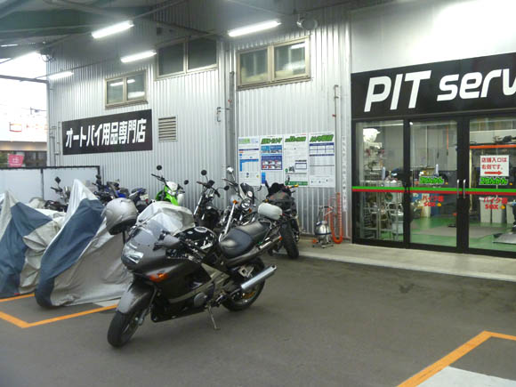 車検明けで2りんかん所沢店のピット前に駐車したZZR400