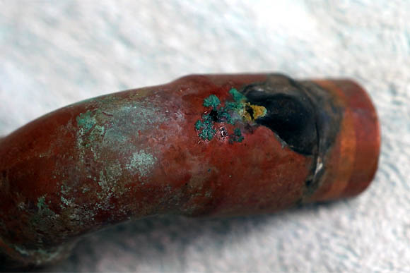 ピンホールにより漏水が発生した銅製の配水管（給水管）