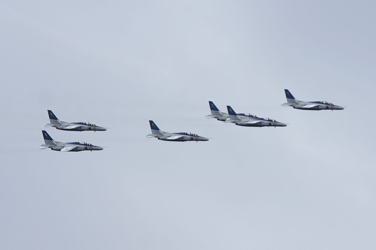 曇り空のなかで実施されたブルーインパルスのリハーサルフライト