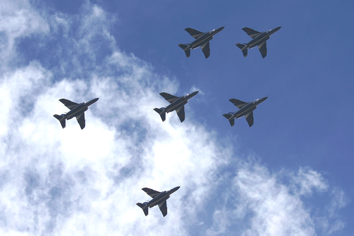 入間基地航空祭で展示飛行をするブルーインパルス