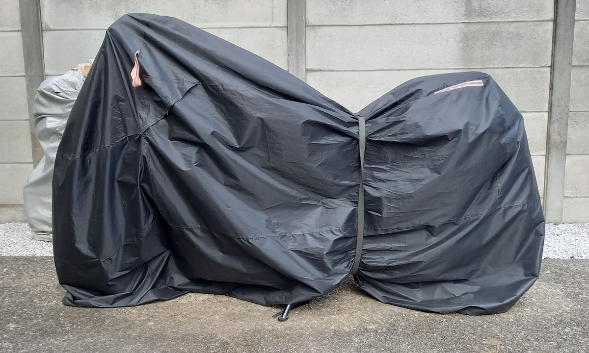 気温上昇で熱くなったバイクカバー