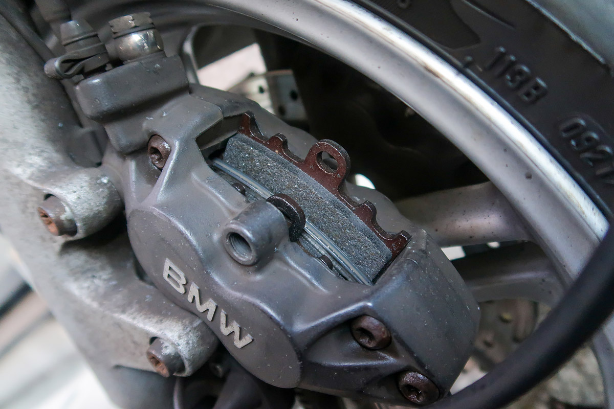フロントブレーキパッドの交換方法 - Garage Kachi R1150RTいじくり 