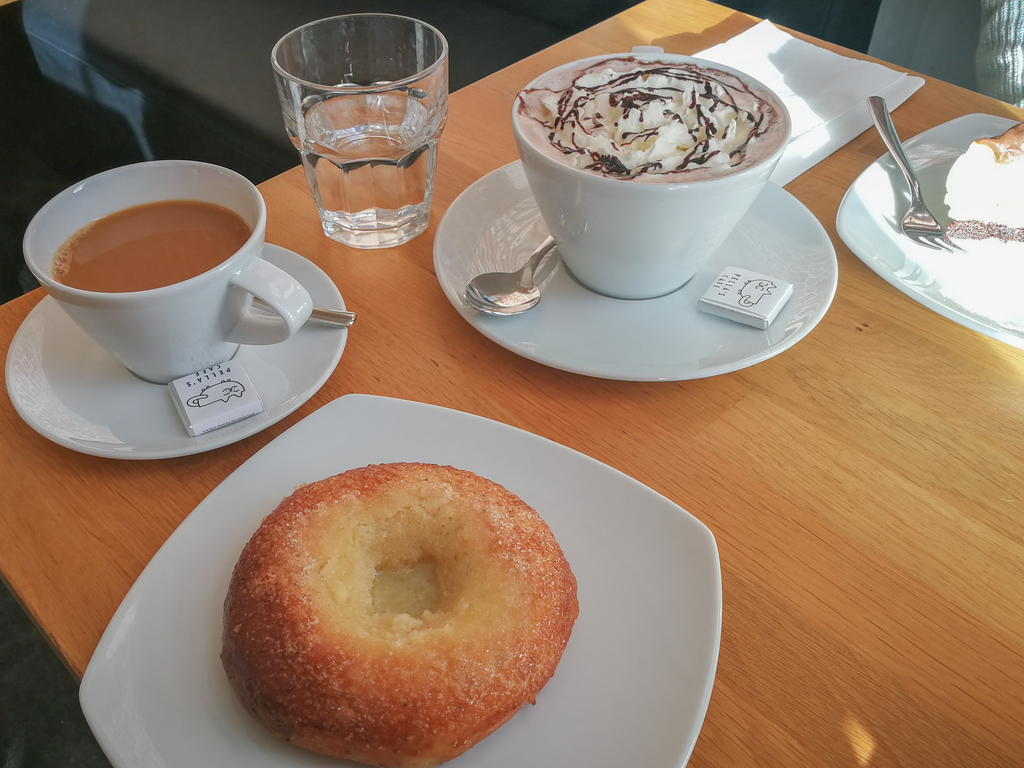 コーヒー、菓子パン、ココア