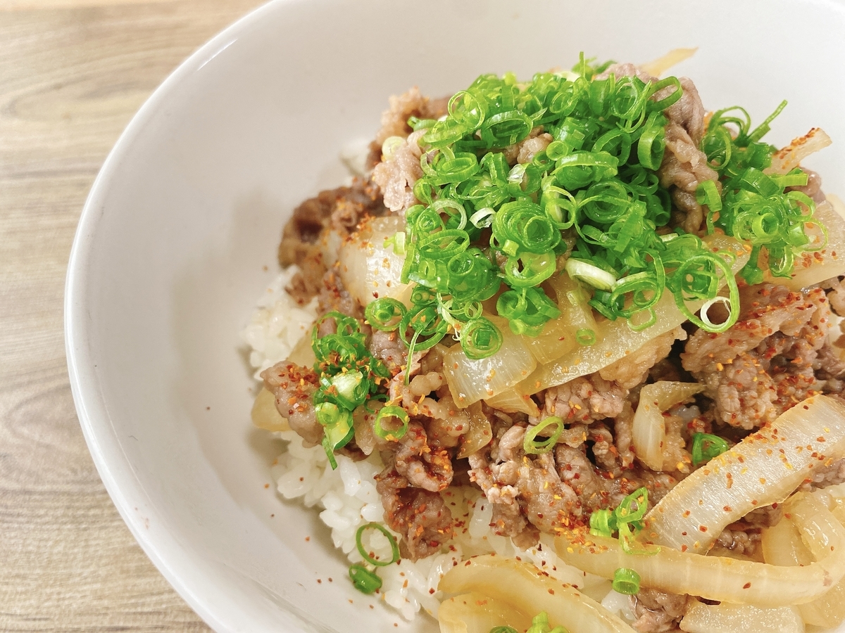 レンジ牛丼 めんつゆと で簡単 煮込みいらずのコクうま牛丼 料理人の簡単レシピおうちごはん