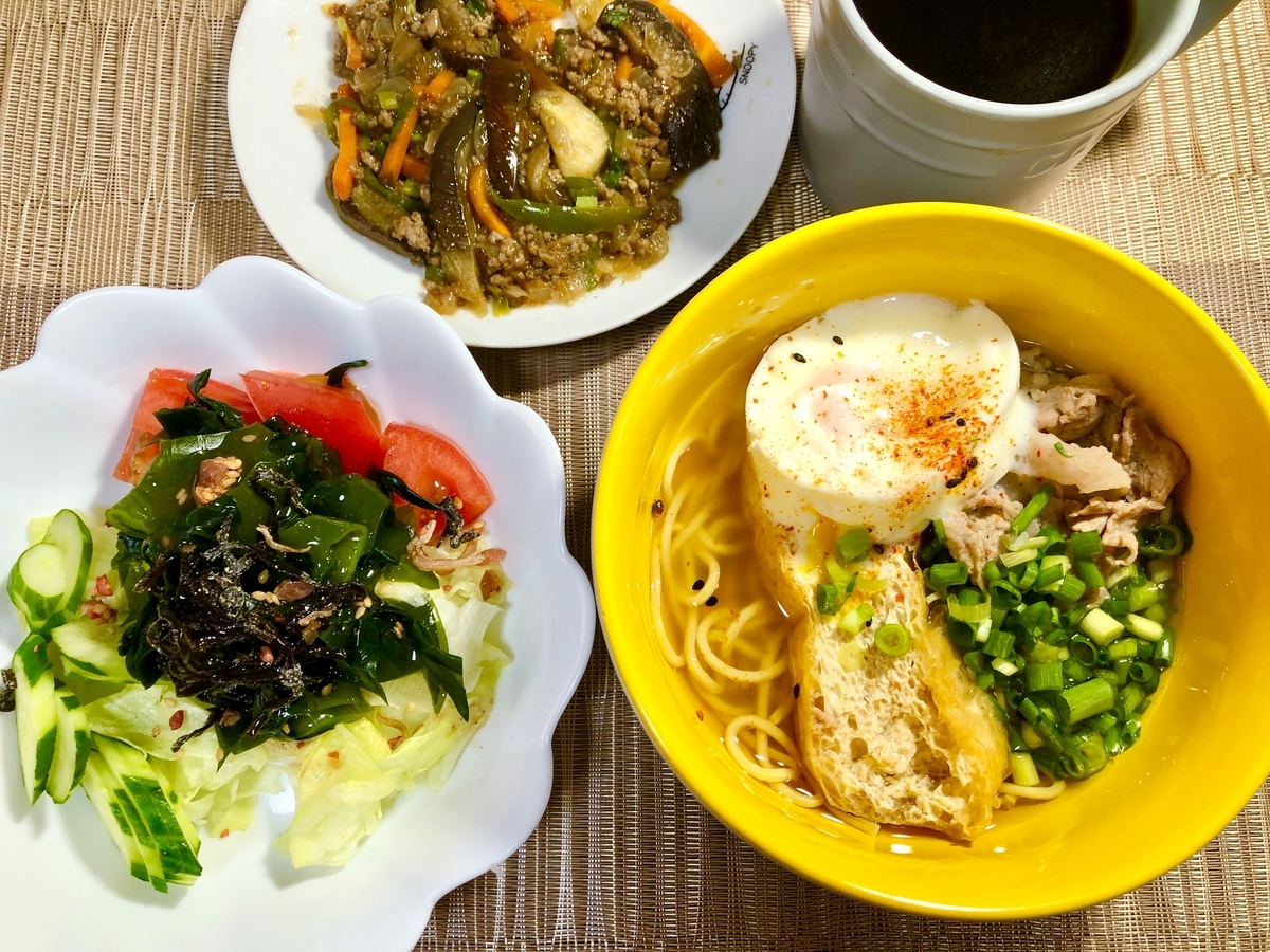 低糖質麺の豚キツネうどんとマーボナス、サラダを撮った写真